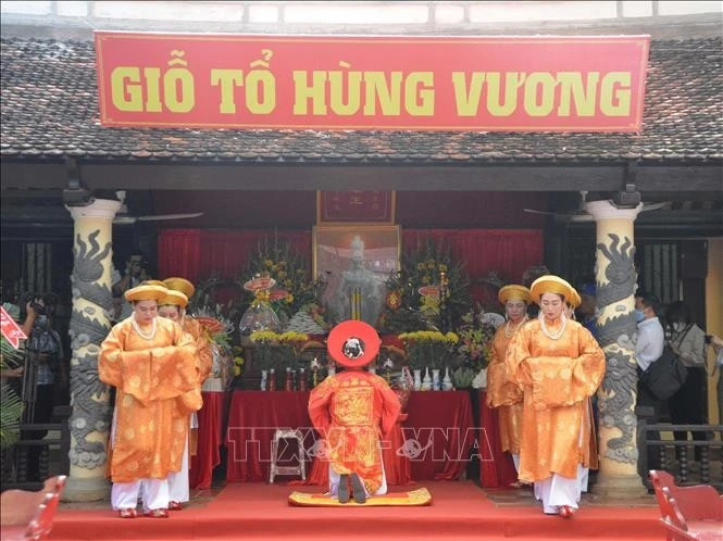 Đội tế Nữ quan thực hiện nghi thức tế truyền thống.