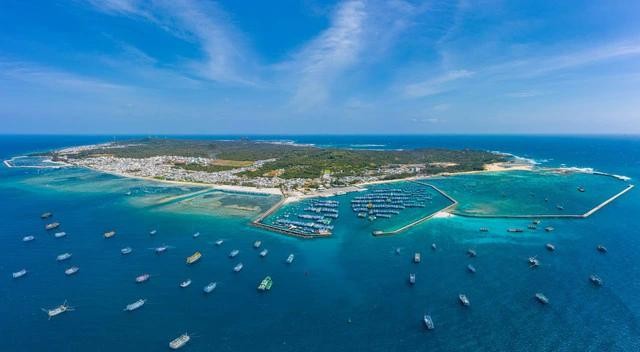 Toàn cảnh đảo Phú Quý thuộc đặc khu Phú Quý, nhìn từ phía nam.