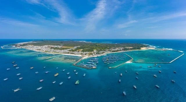 Toàn cảnh đảo Phú Quý thuộc đặc khu Phú Quý, nhìn từ phía nam.