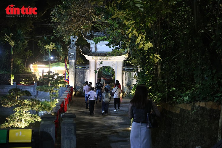 Du khách tại Đền Giếng trong hành trình tour đêm.