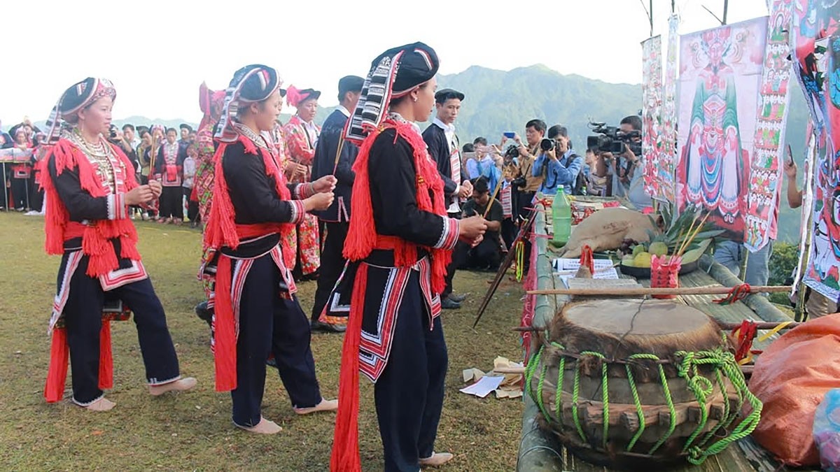 Chị em phụ nữ Dao đỏ thắp hương cho thủy tổ Bàn Vương.