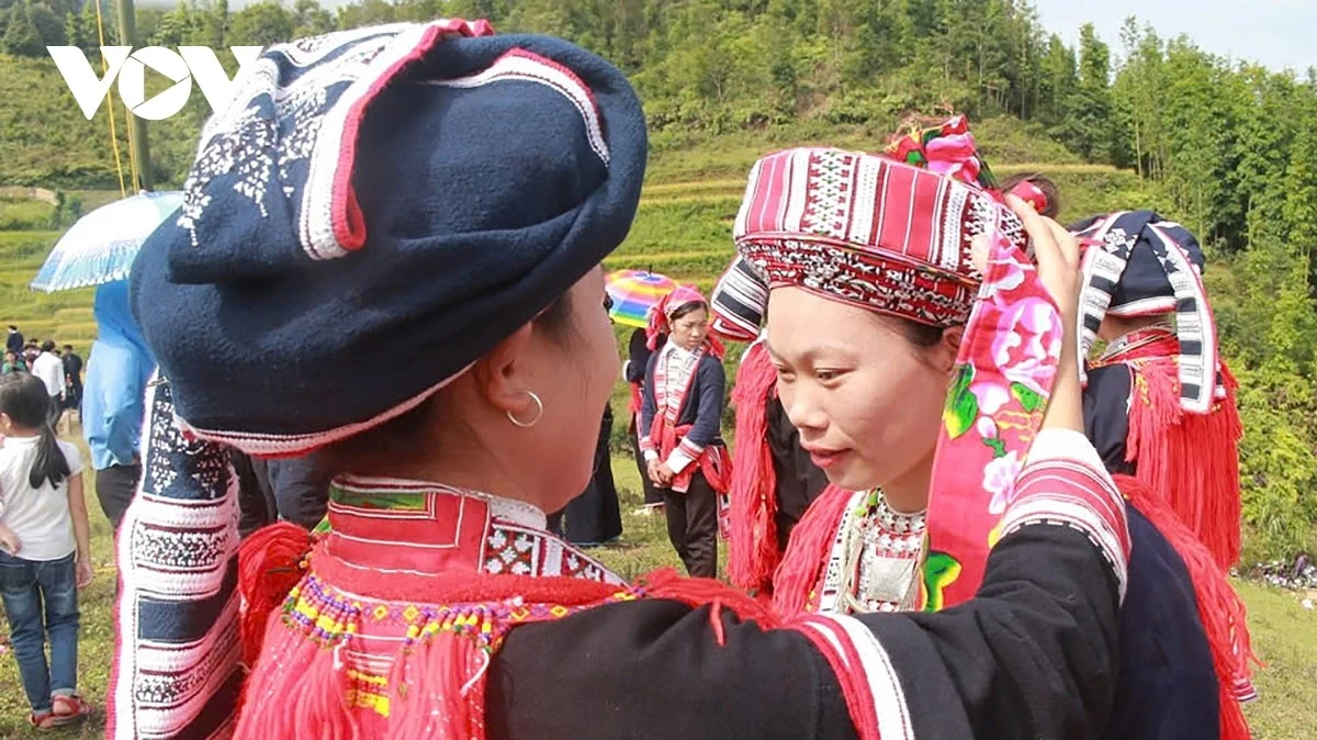 Chị em phụ nữ Dao đỏ chuẩn bị trang phục tham dự lễ cúng Bàn Vương.