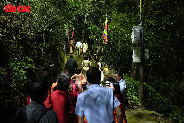 Hành trình leo núi Nghĩa Lĩnh về đêm mang đến trải nghiệm mới mẻ cho du khách.