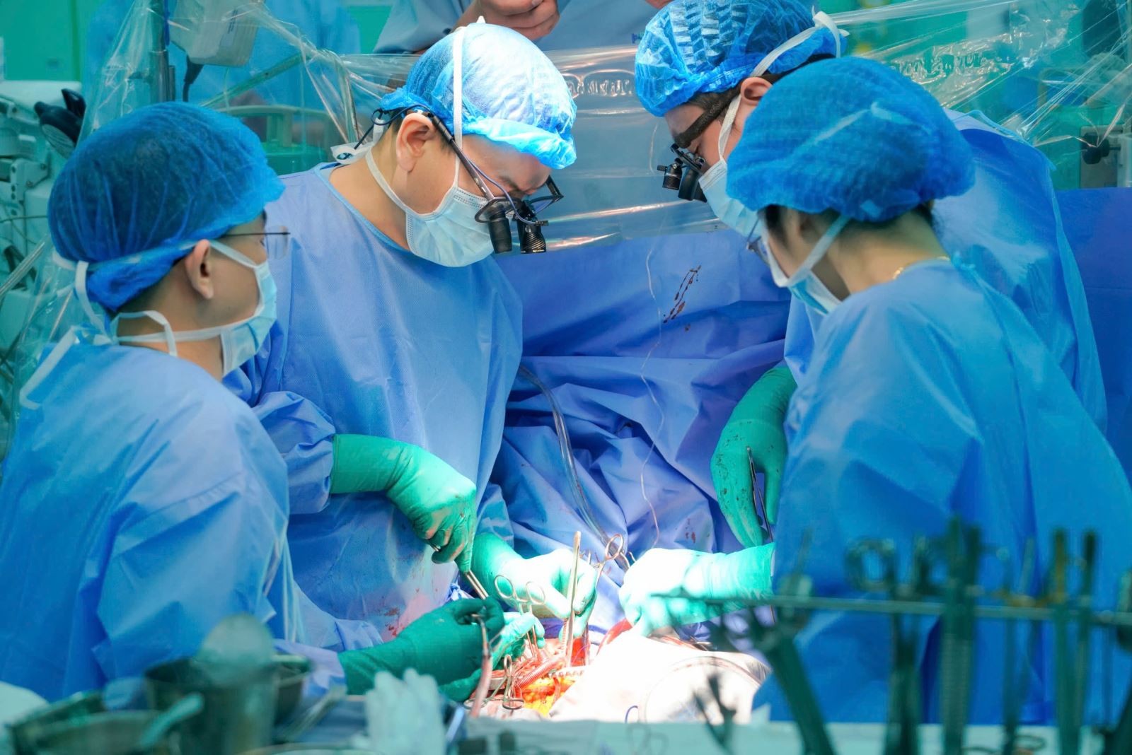 Các y bác sĩ miệt mài với những ca trực trong suốt những ngày Tết.