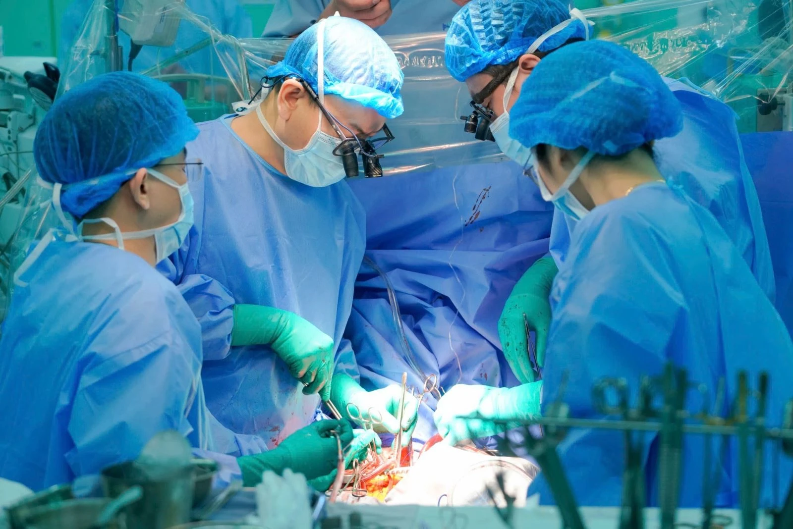 Các y bác sĩ miệt mài với những ca trực trong suốt những ngày Tết.