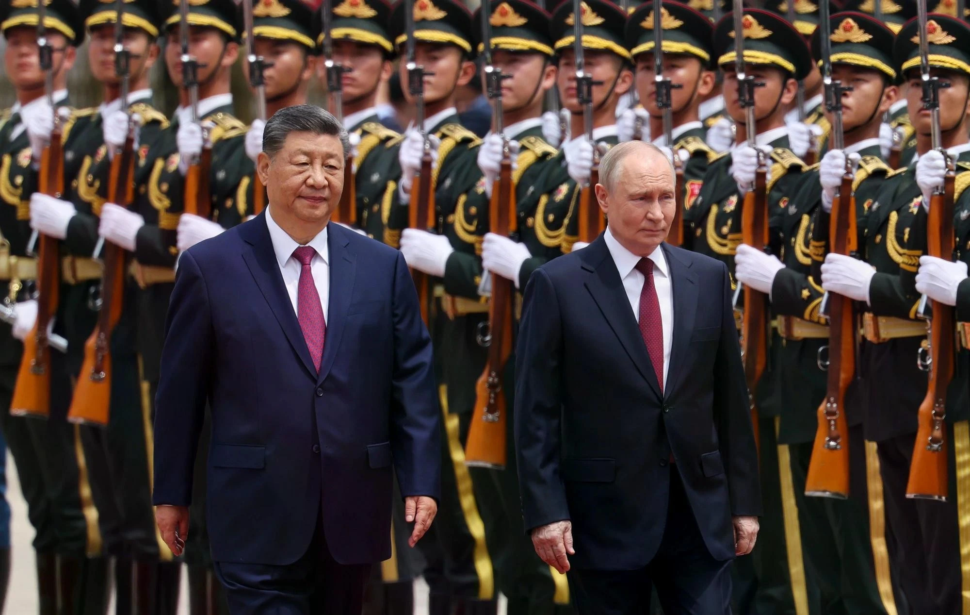 Chủ tịch nước Tập Cận Bình và Tổng thống Vladimir Putin trong lễ đón ngày 20/5.