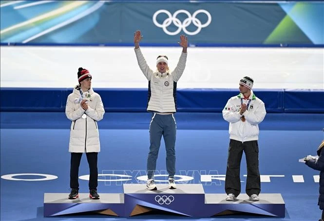 VĐV Sander Eitrem (giữa) giành HCV nội dung trượt băng tốc độ 5.000m nam tại Olympic mùa Đông Milan-Cortina 2026 ở Milan, Italy ngày 8/2/2026.