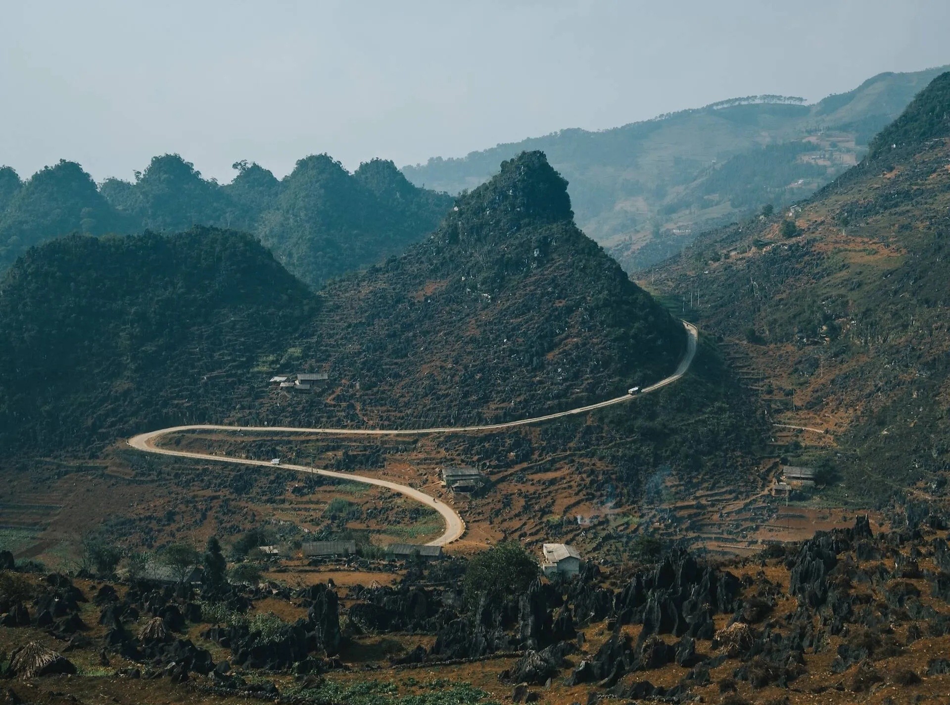 Nằm ở tận cùng phía bắc của Việt Nam, địa danh Hà Giang lại cực kỳ nổi tiếng trên thế giới. Một khi đã đến đây, bạn sẽ hiểu. Những con đèo quanh co, những thửa ruộng bậc thang và 43 dân tộc khác nhau sinh sống đã tạo nên vẻ đẹp huyền ảo cho Hà Giang. Hai đoạn đường đặc biệt thu hút sự chú ý, và điều đó hoàn toàn xứng đáng. Đèo Thẩm Mã uốn lượn qua sáu khúc cua tay áo liên tiếp, trong khi đèo Mã Pí Lèng men theo sườn núi, nhìn xuống sông Nho Quế ở độ cao khoảng 900 mét. Ở Hà Giang, bạn sẽ được chiêm ngưỡng những dãy núi trùng điệp trải dài đến tận chân trời, với những thửa ruộng bậc thang. Hàng nghìn năm lao động vất vả của con người đã khiến những ngọn núi này thành những cánh đồng lúa rộng lớn tuyệt đẹp như ngày nay