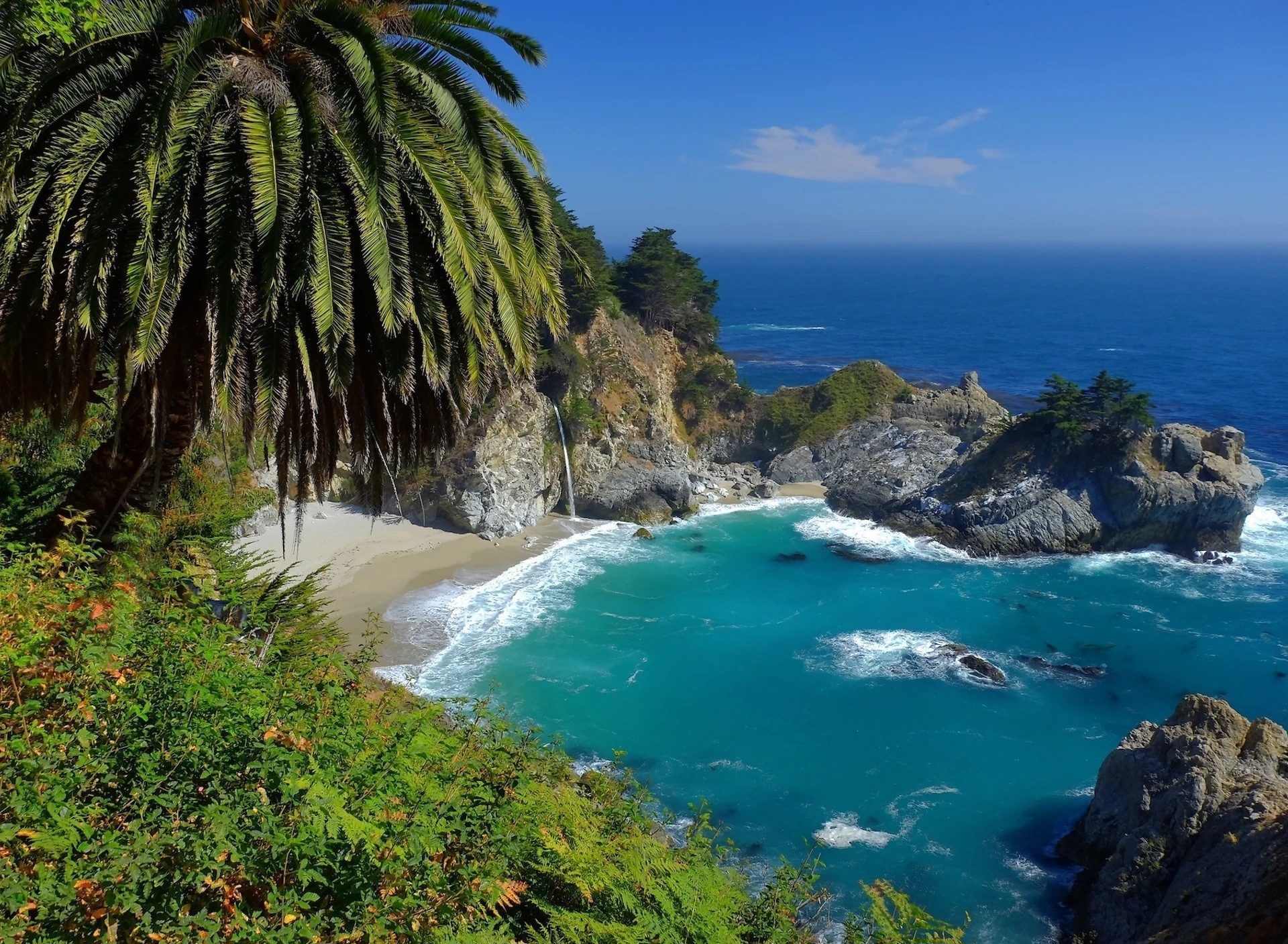 Dãy núi Santa Lucia hùng vĩ gặp Thái Bình Dương dọc theo bờ biển miền trung California tạo nên vẻ đẹp tự nhiên hoang sơ và ngoạn mục của Big Sur. Hãy lái xe dọc theo quốc lộ 1 quanh co của California ven biển và dành thời gian ở đây, len lỏi qua những hàng cây cao vút, dọc theo các con suối, lên các sườn núi và đến những vách đá lộng gió nhìn ra đại dương