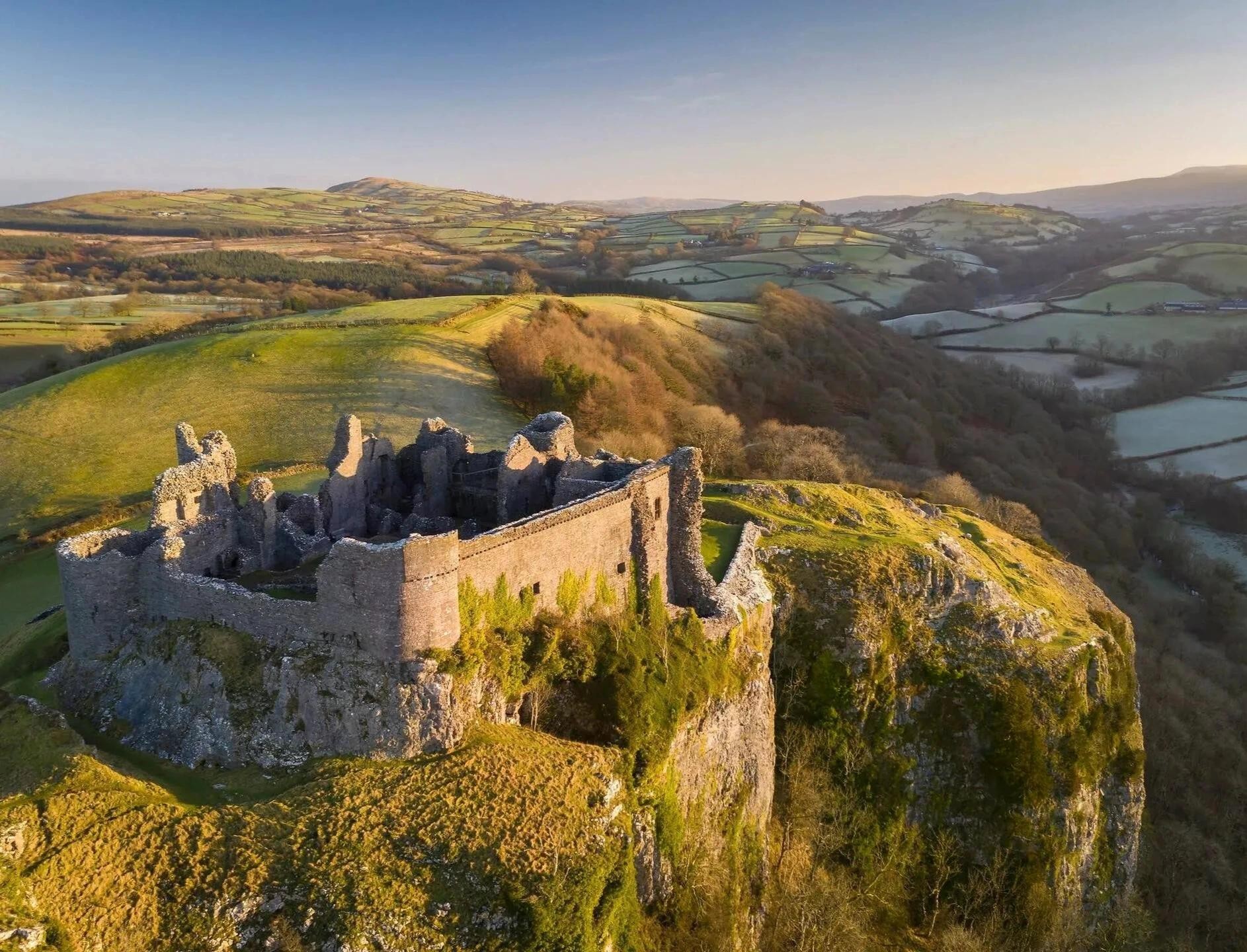 Trải dài trên diện tích 520 dặm vuông từ miền trung đến miền nam xứ Wales, bạn có thể đi bộ xuyên qua những ngọn đồi xanh mướt mà không thấy một bóng người nào. Đó là một vùng đất kỳ diệu, uốn lượn, với các đỉnh núi Pen y Fan, Corn Du và Craig Gwaun Taf thu hút du khách