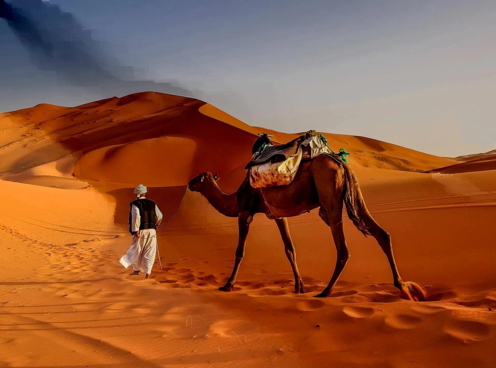 Morocco là quê hương của một số sa mạc đẹp nhất thế giới, và Erg Chebbi là dải cát Sahara gợi cảm xúc nhất mà con người có thể tưởng tượng. Nằm ngoài thị trấn Merzouga, những cồn cát Erg Chebbi là cảnh tượng ngoạn mục với những cồn cát vàng biến đổi hình dạng, cao tới 300 mét và trải dài hơn 28 km ở trung tâm sa mạc Sahara