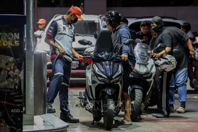 Người dân mua xăng tại trạm xăng ở Quezon, Philippines.