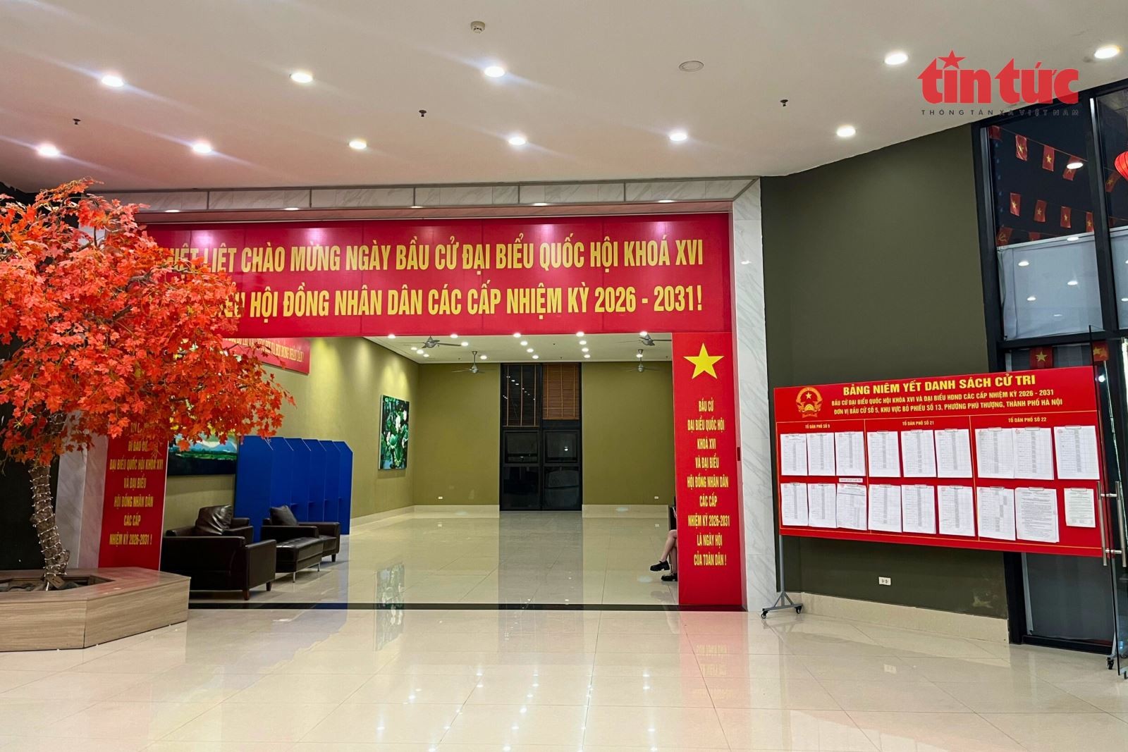 Công tác chuẩn bị cho bầu cử được thực hiện trang trọng tại sảnh chung cư Lạc Hồng Westlake, phường Tây Hồ (Hà Nội).