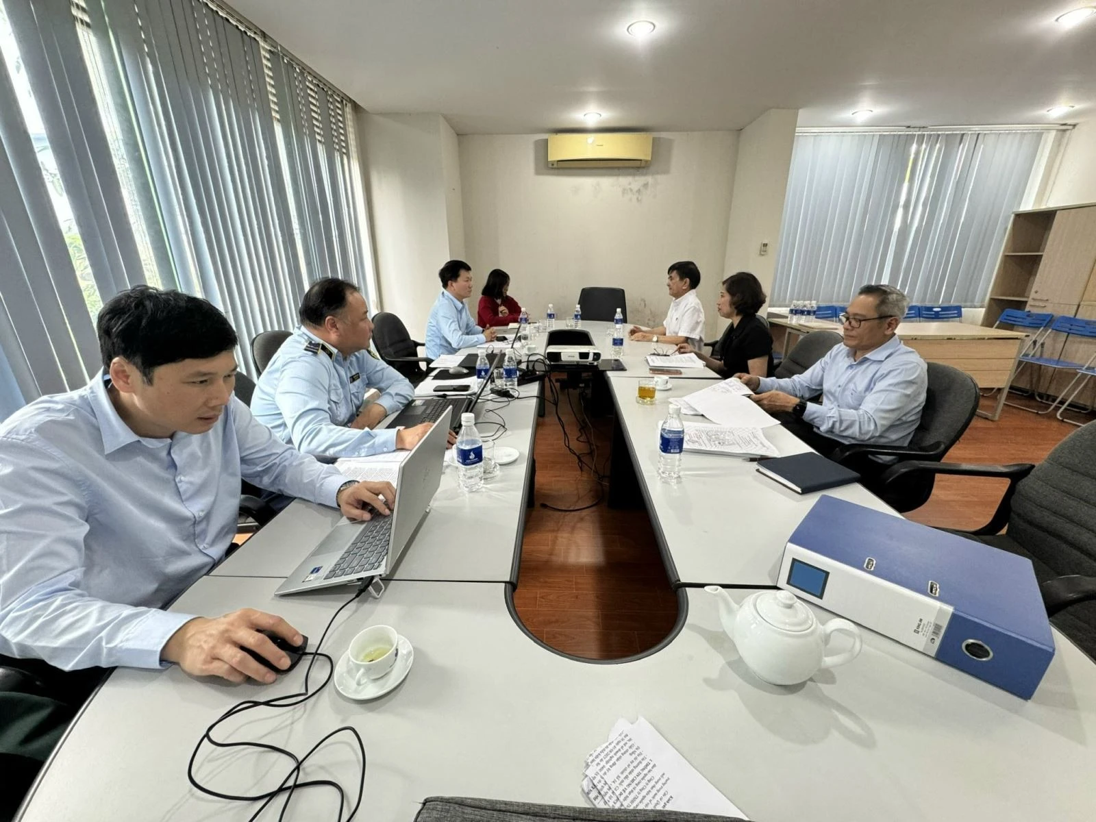 Đoàn đôn đốc, kiểm tra giám sát theo Quyết định số 72 của Cục trưởng Cục Quản lý và Phát triển thị trường trong nước làm việc tại doanh nghiệp.