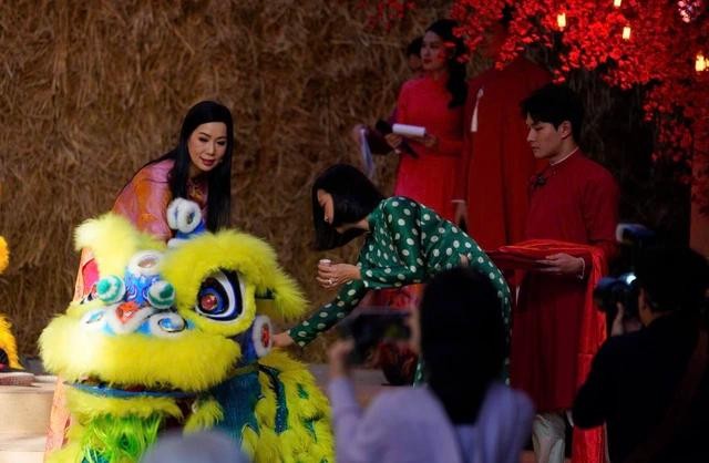 Các nghệ sĩ thực hiện nghi thức khai quang điểm nhãn lân sư rồng.