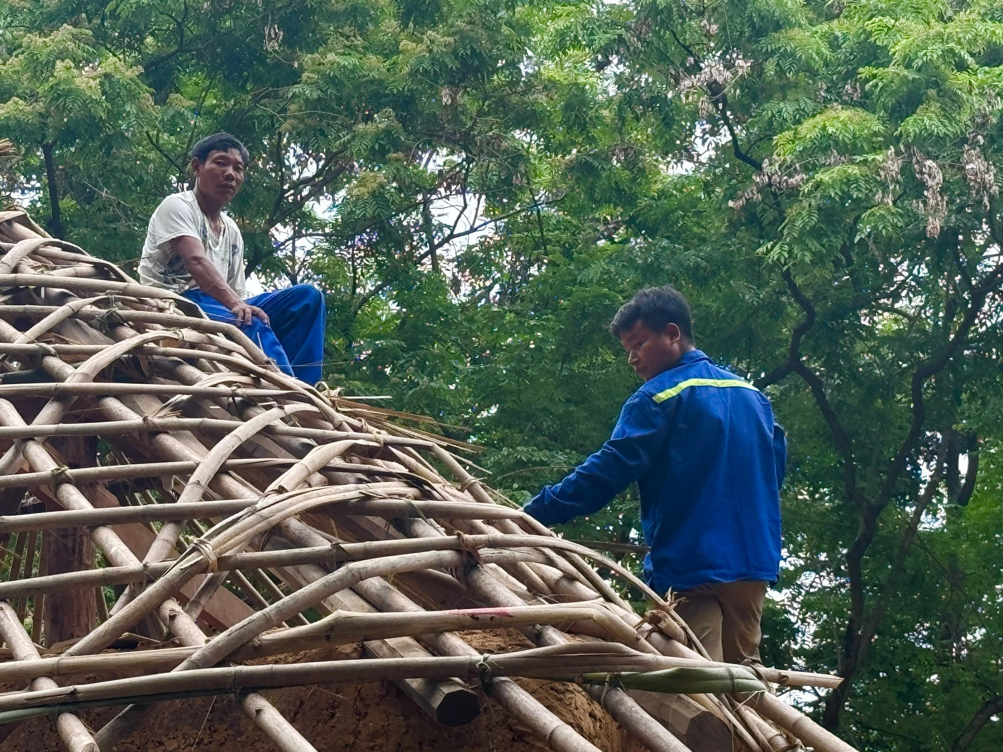 Quá trình tu sửa công trình nhà Hà Nhì tại Bảo tàng Dân tộc học được thực hiện từ trung tuần tháng 4. Ảnh: BTDTHVN