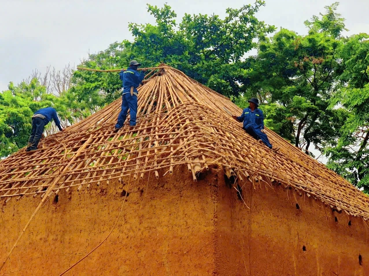 Những người thợ Hà Nhì trực tiếp tu sửa công trình mang dấu ấn dân tộc tại Bảo tàng Dân tộc học Việt Nam. Ảnh: BTDTHVN
