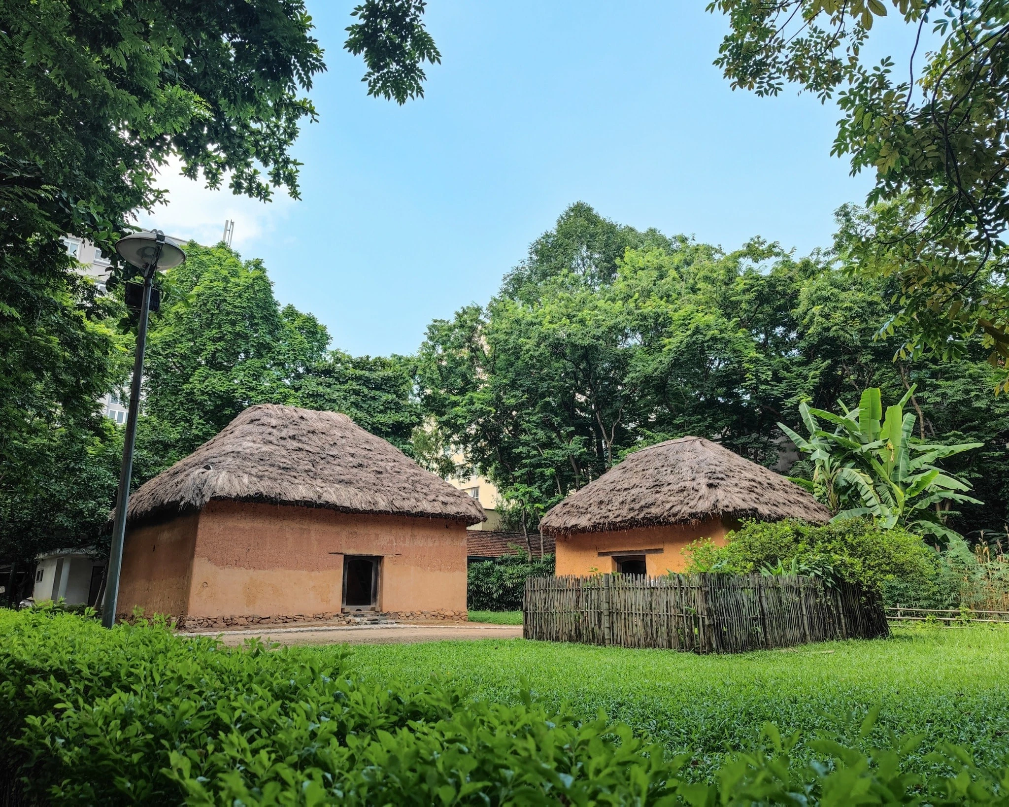 Ngôi nhà người Hà Nhì tại khuôn viên Bảo tàng Dân tộc học Việt Nam, là cầu nối để du khách trong và ngoài nước tìm hiểu về văn hóa dân tộc Hà Nhì. Ảnh: BTDTHVN