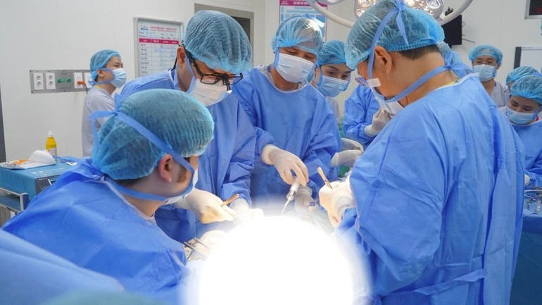 Ca phẫu thuật lấy đa tạng được tổ chức chặt chẽ, với sự tham dự của các kíp chuyên môn cao đến từ các bệnh viện.