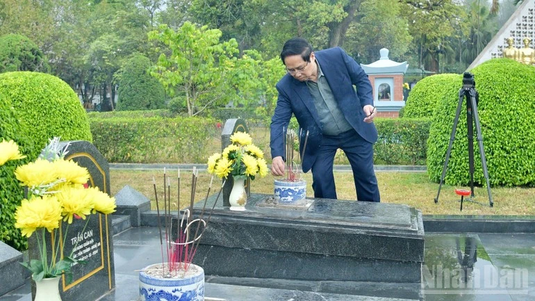 Thủ tướng Phạm Minh Chính dâng hương tại các phần mộ liệt sĩ trong Nghĩa trang Liệt sĩ quốc gia A1.