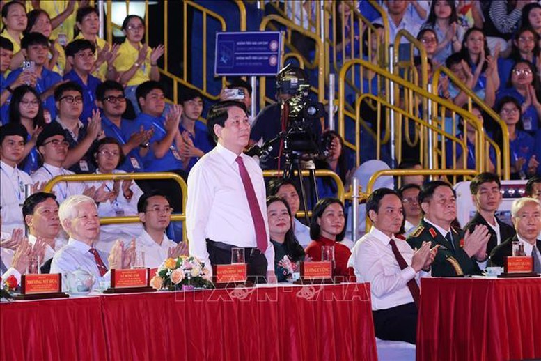 Chủ tịch nước Lương Cường và các đồng chí lãnh đạo, nguyên lãnh đạo Đảng, Nhà nước dự cầu truyền hình “Hai tay xây dựng một sơn hà” tại điểm cầu Bến cảng Nhà Rồng, Thành phố Hồ Chí Minh.