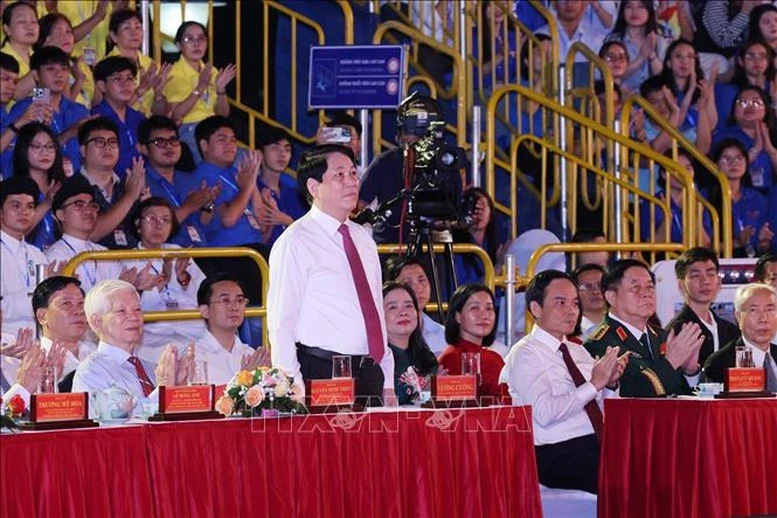 Chủ tịch nước Lương Cường và các đồng chí lãnh đạo, nguyên lãnh đạo Đảng, Nhà nước dự cầu truyền hình “Hai tay xây dựng một sơn hà” tại điểm cầu Bến cảng Nhà Rồng, Thành phố Hồ Chí Minh.