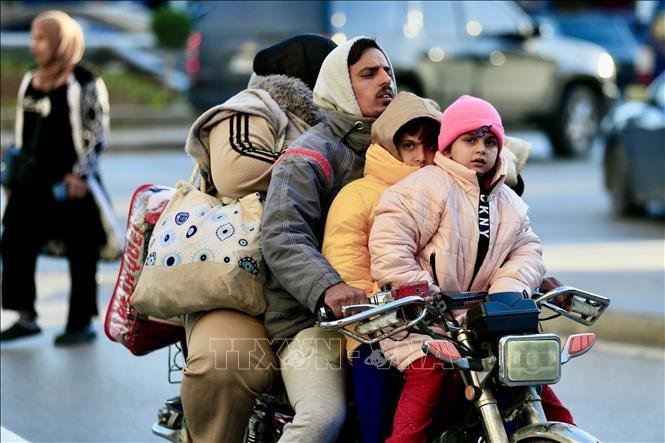 Người dân đi sơ tán tránh xung đột tại Sidon, Liban, ngày 2/3/2026.