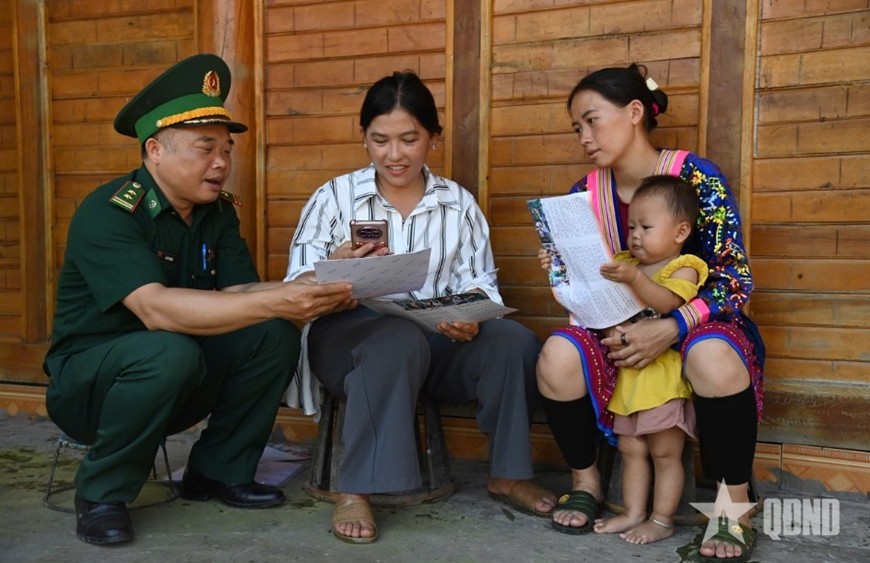 Cán bộ Đồn Biên phòng Pa Tần (Ban chỉ huy Bộ đội Biên phòng tỉnh Lai Châu) hướng dẫn người dân bản Pho 1, xã Pa Tần quét mã QR Hòm thư tố giác tội phạm ẩn danh, tháng 9-2025.
