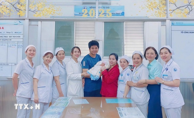 Bé sơ sinh được xuất viện trong niềm vui của gia đình và đội ngũ y bác sĩ của bệnh viện.