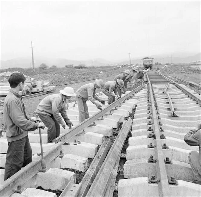 Đầu thế kỷ XX, giai cấp công nhân Việt Nam ra đời, là lực lượng tiên phong của cách mạng Việt Nam, góp phần làm rạng rỡ thêm truyền thống vẻ vang của dân tộc. Ngày nay, giai cấp công nhân Việt Nam đã có những chuyển biến quan trọng, là lực lượng nòng cốt trong liên minh giai cấp công nhân với giai cấp nông dân và đội ngũ trí thức dưới sự lãnh đạo của Ðảng, lực lượng đi đầu trong sự nghiệp công nghiệp hóa, hiện đại hóa đất nước và hội nhập kinh tế quốc tế, đóng góp trực tiếp to lớn vào sự nghiệp xây dựng và phát triển của đất nước.