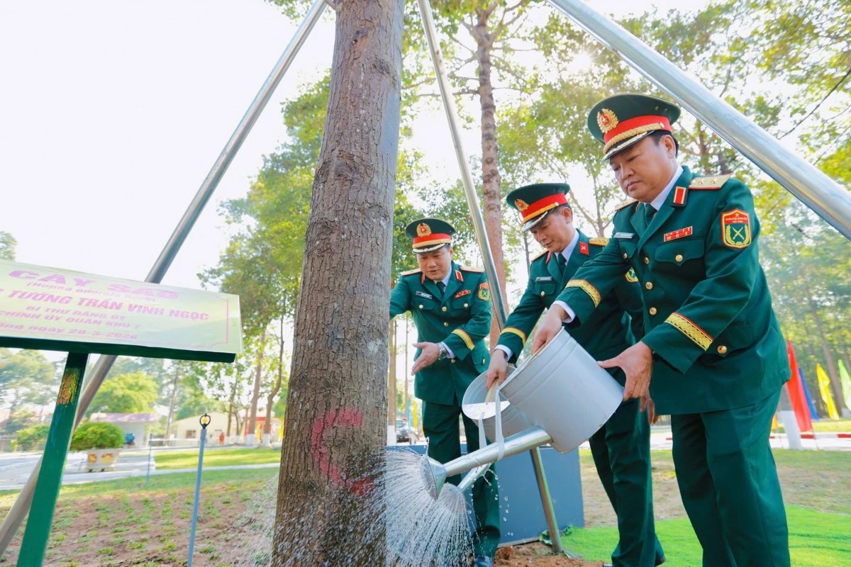 Trồng cây lưu niệm trong khuôn viên nhà trường.