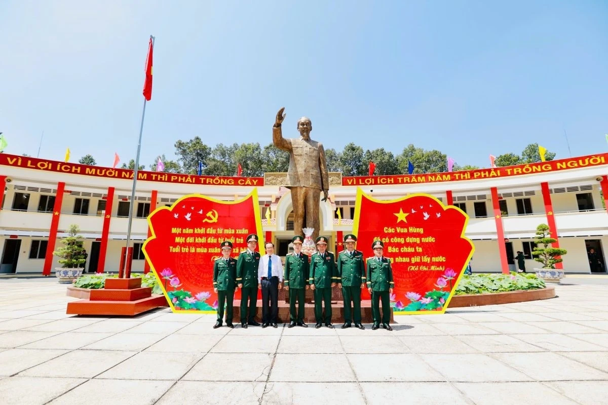 Các đại biểu chụp ảnh lưu niệm.