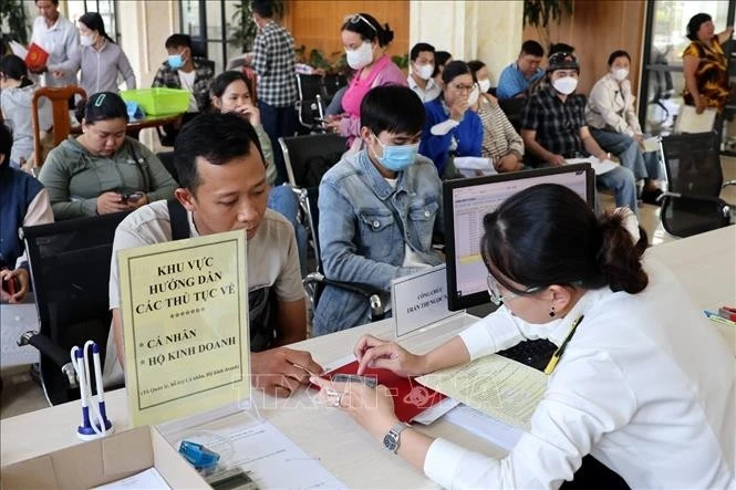 Cán bộ Thuế cơ sở 7 (Thuế An Giang) hướng dẫn người dân thủ tục thuế theo Nghị định 68/2026/NĐ-CP.