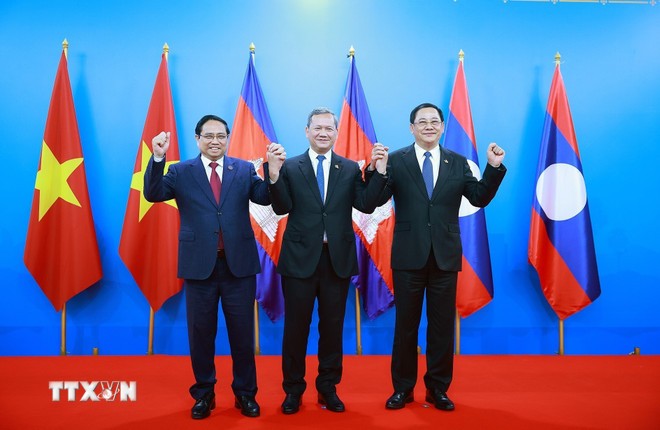 Thủ tướng Phạm Minh Chính và Thủ tướng Vương quốc Campuchia Hun Manet cùng Thủ tướng Lào Sonexay Siphandone tại cuộc gặp Thủ tướng ba nước.