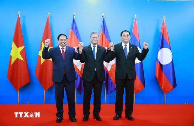 Thủ tướng Phạm Minh Chính và Thủ tướng Vương quốc Campuchia Hun Manet cùng Thủ tướng Lào Sonexay Siphandone tại cuộc gặp Thủ tướng ba nước.