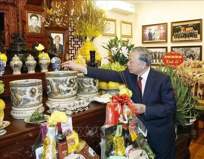 Tổng Bí thư Tô Lâm thắp hương tưởng niệm Tổng Bí thư Lê Khả Phiêu.