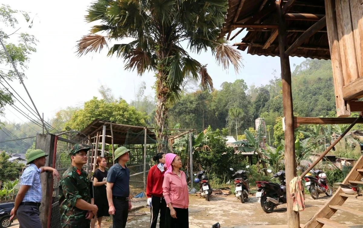 Lãnh đạo phường Nghĩa Lộ thăm hỏi, động viên người dân gặp thiên tai