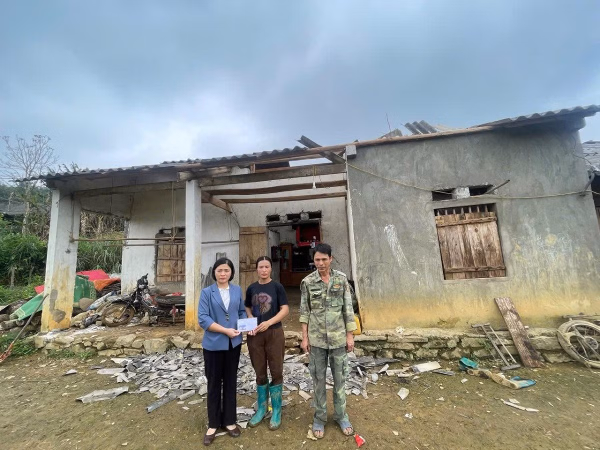 Lãnh đạo xã Ngân Sơn, tỉnh Thái Nguyên kịp thời đến thăm hỏi, động viên gia đình bị thiệt hại