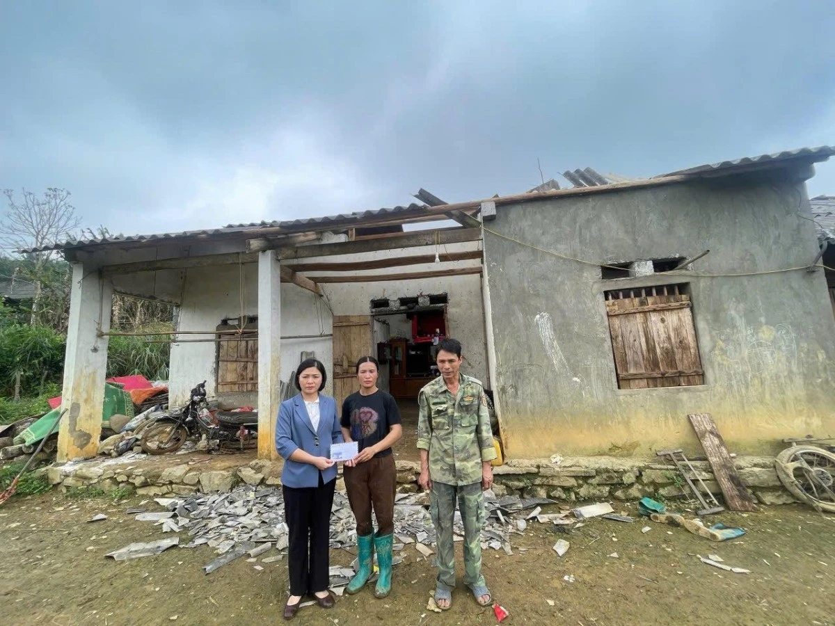 Lãnh đạo xã Ngân Sơn, tỉnh Thái Nguyên kịp thời đến thăm hỏi, động viên gia đình bị thiệt hại