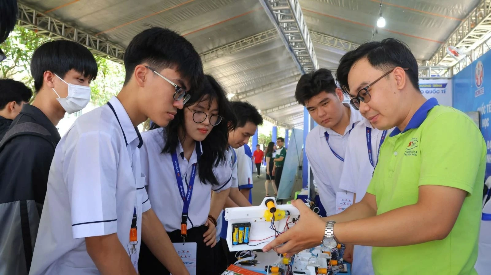 Học sinh THPT TP Hồ Chí Minh tìm hiểu về AI trong khuôn khổ ngày hội ứng dụng công nghệ.