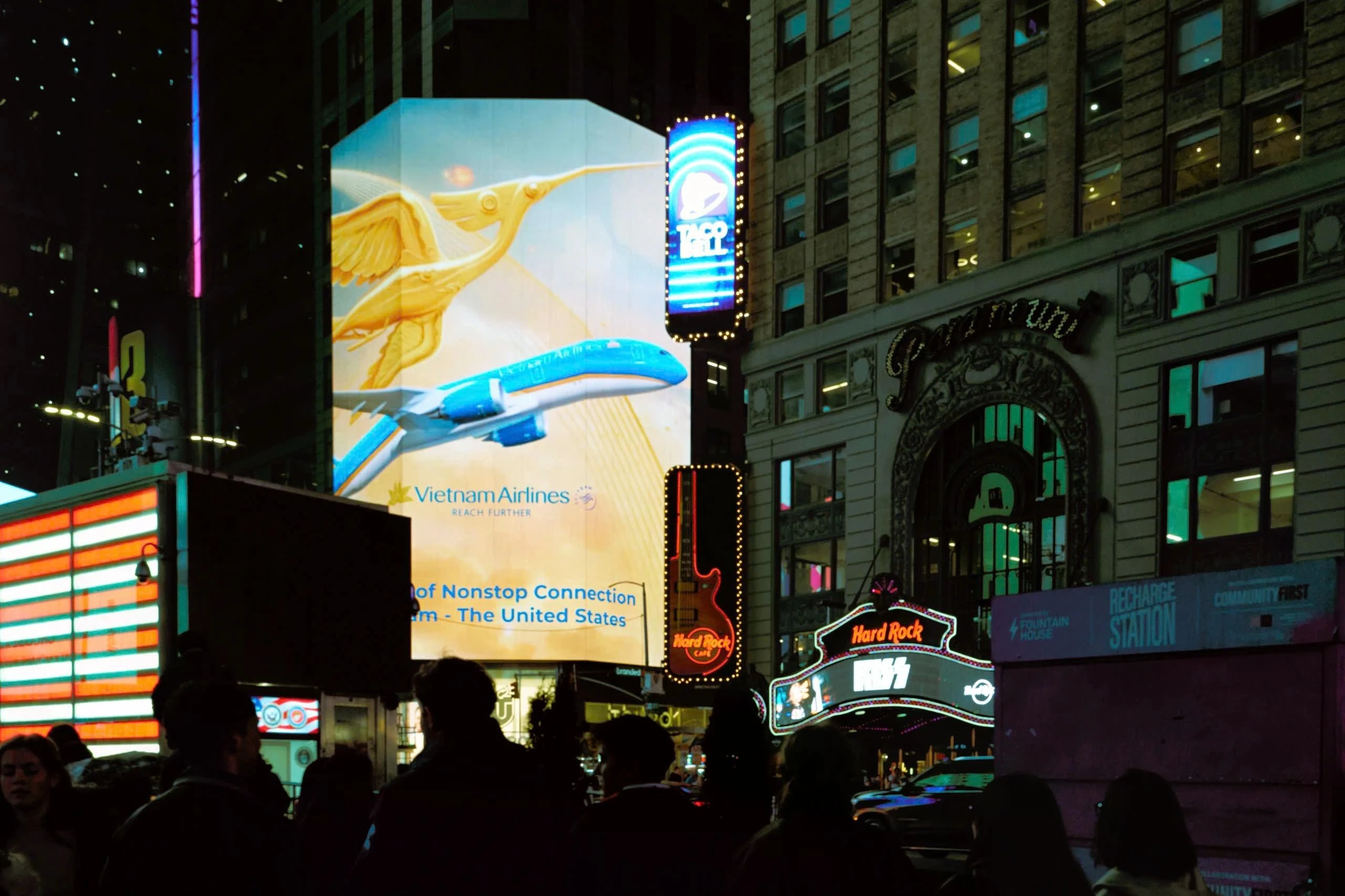 Hình ảnh Chim Lạc - biểu tượng khởi nguyên từ thời đại Đông Sơn - được khắc họa trên thân chiếc Boeing 787, dòng máy bay hiện đại nhất thế giới hiện nay, là biểu tượng cho khát vọng vươn lên, hội nhập và khẳng định bản sắc dân tộc Việt Nam giữa bầu trời thế giới.