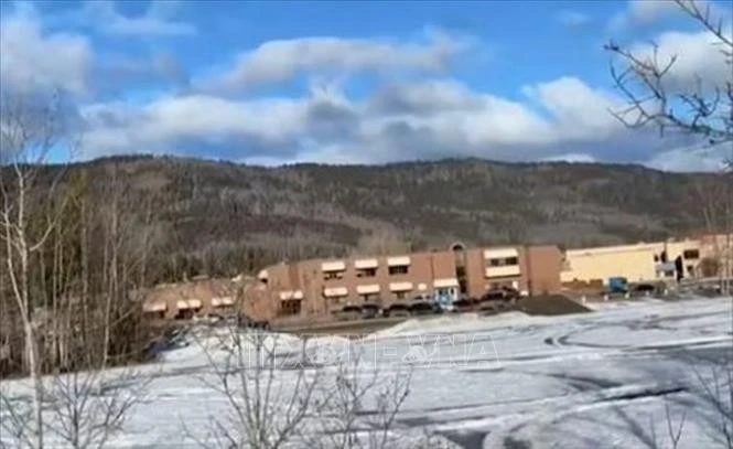 Trường Trung học Tumbler Ridge ở tỉnh bang British Columbia, Canada, nơi xảy ra vụ xả súng ngày 10/2/2026. Ảnh: Le Monde/TTXVN