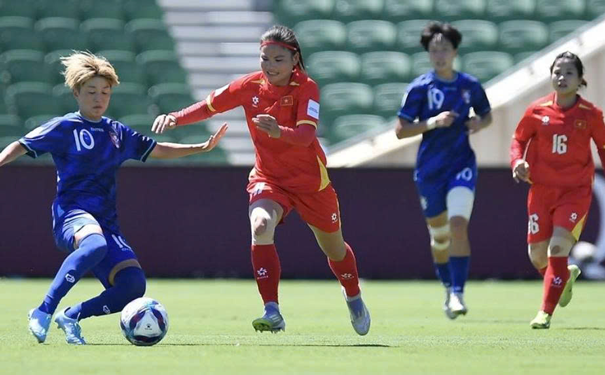 Tuyển nữ Việt Nam (giữa) thi đấu nỗ lực nhưng không thể ghi bàn gỡ hòa.