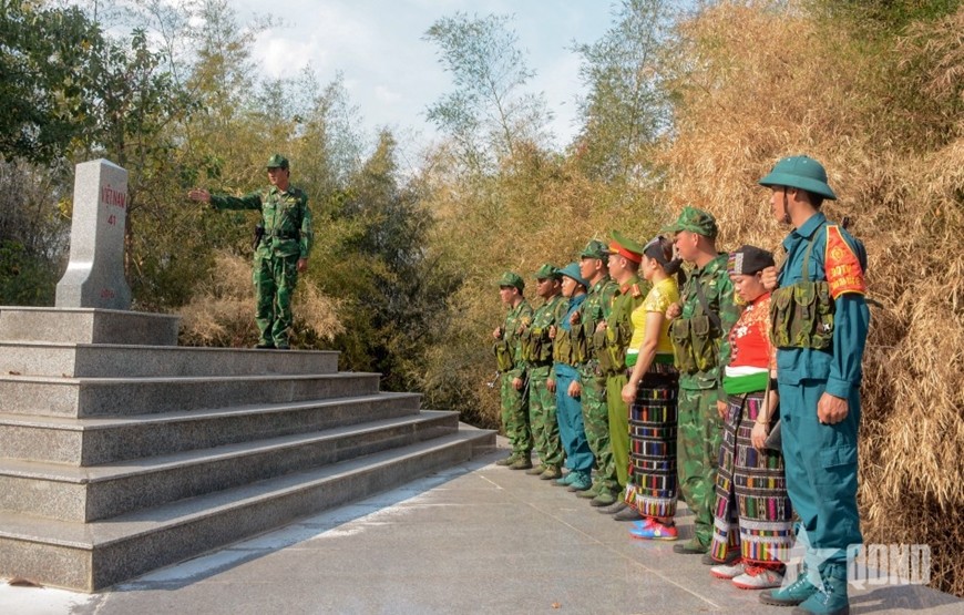Cán bộ Đồn Biên phòng Ea H'Leo (Ban chỉ huy Bộ đội Biên phòng tỉnh Đắk Lắk) phổ biến thông tin về chủ quyền lãnh thổ, đường biên, cột mốc cho lực lượng tuần tra.