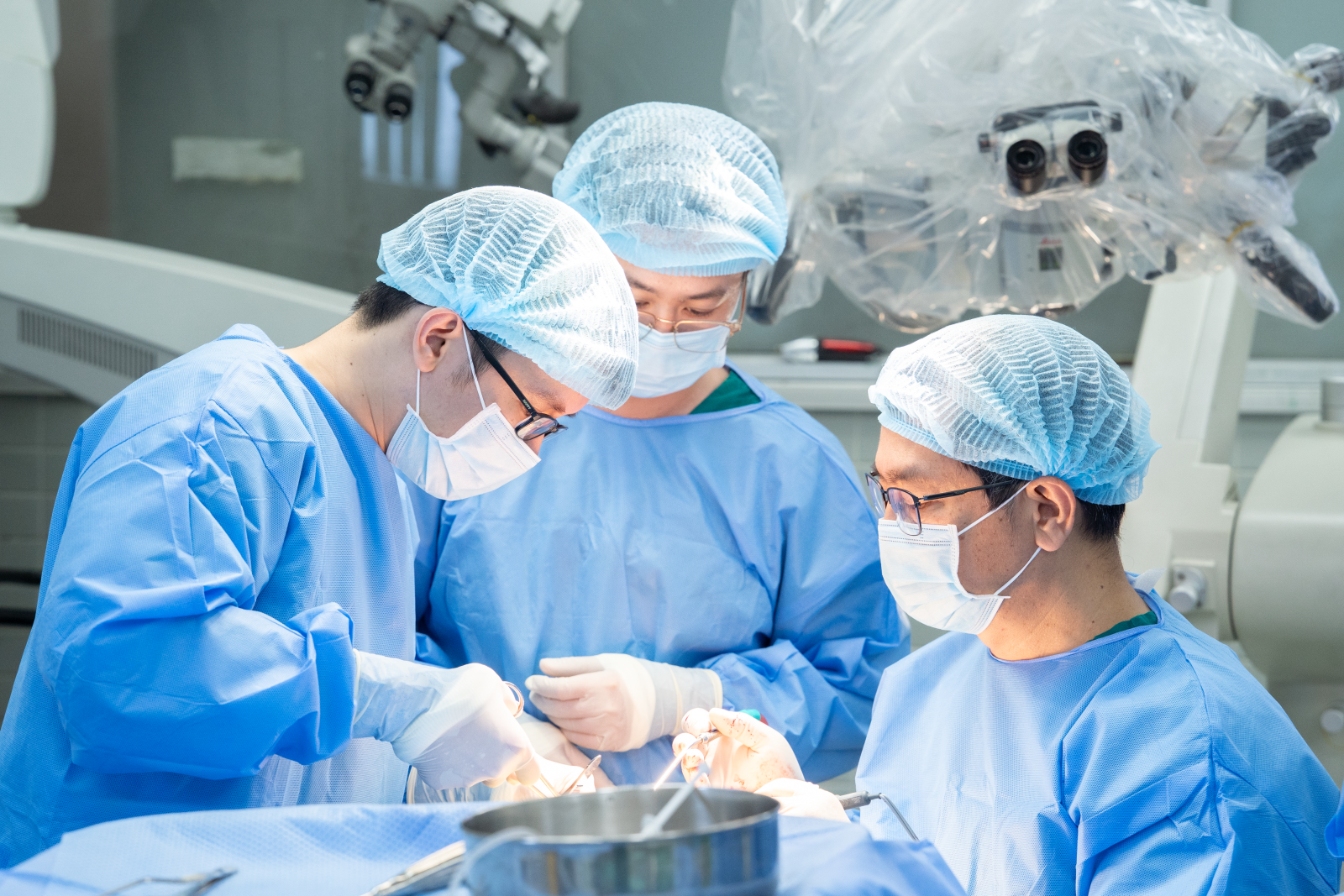 Các bác sĩ thực hiện phẫu thuật bắc cầu động mạch não cho bệnh nhân.