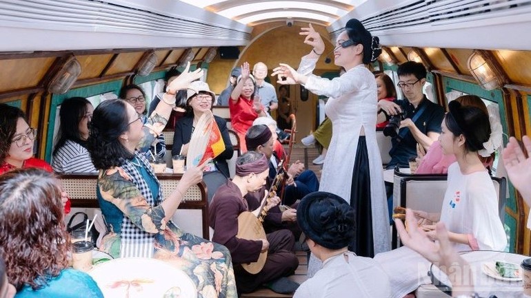 Hành trình Thăng Long - Kinh Bắc chính là một khoảng lặng, cánh cửa thời gian, nơi mỗi người, mỗi gia đình có thể cùng nhau trải nghiệm văn hóa, gặp lại Tết và những hồi ức xưa.