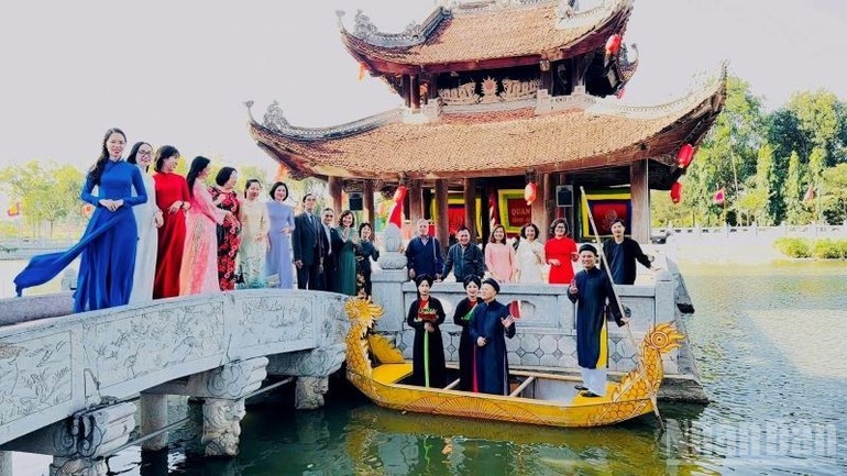 Du khách được hòa mình vào trải nghiệm nghệ thuật “không sân khấu, không khoảng cách” với Quan họ, Ca trù, Chèo, Xẩm, Trống quân, những loại hình đặc trưng của miền di sản sông Hồng.