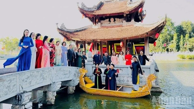 Du khách được hòa mình vào trải nghiệm nghệ thuật “không sân khấu, không khoảng cách” với Quan họ, Ca trù, Chèo, Xẩm, Trống quân, những loại hình đặc trưng của miền di sản sông Hồng.