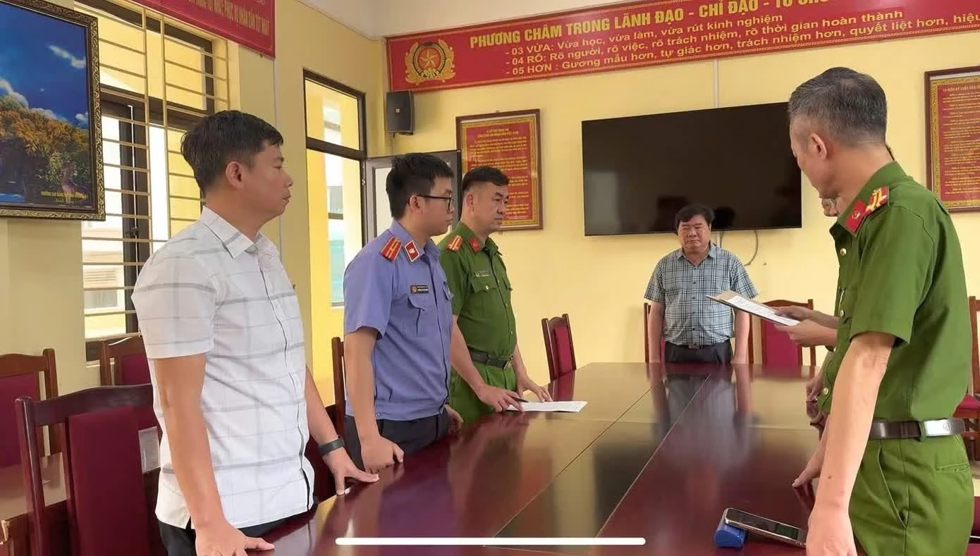 Công an xã Xuân Quang công bố Quyết định khởi tố bị can đối với Phạm Văn Vịnh và Đàm Quốc Huy.