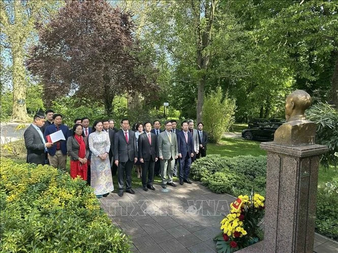 Thứ trưởng Bộ Ngoại giao Ngô Lê Văn dẫn đầu đoàn dâng hoa tưởng niệm Chủ tịch Hồ Chí Minh tại Công viên Montreau.